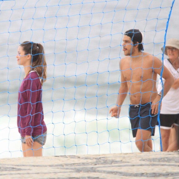 Nathalia Dill e o noivo, Pedro Curvello, praticam vôlei de praia e formam mesmo time