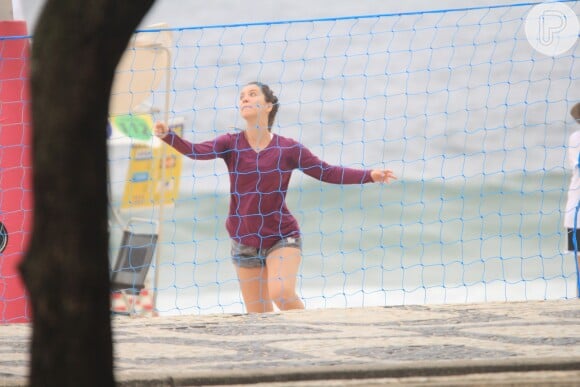 Nathalia Dill apostou em casamento roxo e short cinza para jogar vôlei de praia
