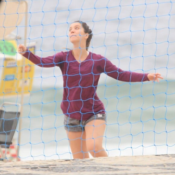 Nathalia Dill apostou em casamento roxo e short cinza para jogar vôlei de praia