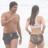 Nathalia Dill chama atenção para seu corpo curvilíneo ao dar mergulho na praia de Ipanema, no Rio de Janeiro