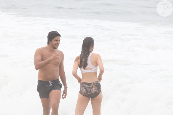 Nathalia Dill chama atenção para seu corpo curvilíneo ao dar mergulho na praia de Ipanema, no Rio de Janeiro