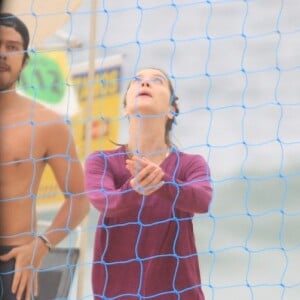 Nathalia Dill e o noivo, Pedro Curvello, praticam vôlei de praia e dão mergulho no mar de Ipanema, zona sul do Rio de Janeiro, na tarde desta quinta-feira, 19 de setembro de 2019