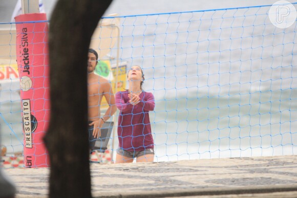 Nathalia Dill e o noivo, Pedro Curvello, praticam vôlei de praia e dão mergulho no mar de Ipanema, zona sul do Rio de Janeiro, na tarde desta quinta-feira, 19 de setembro de 2019