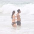 Nathalia Dill dá às mãos para o noivo,  Pedro Curvello, ao dar mergulho no mar 