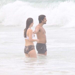 Nathalia Dill dá às mãos para o noivo, Pedro Curvello, ao dar mergulho no mar