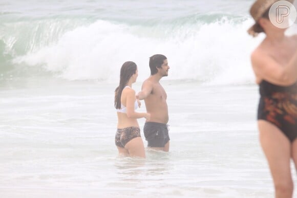 Nathalia Dill dá às mãos para o noivo, Pedro Curvello, ao dar mergulho no mar
