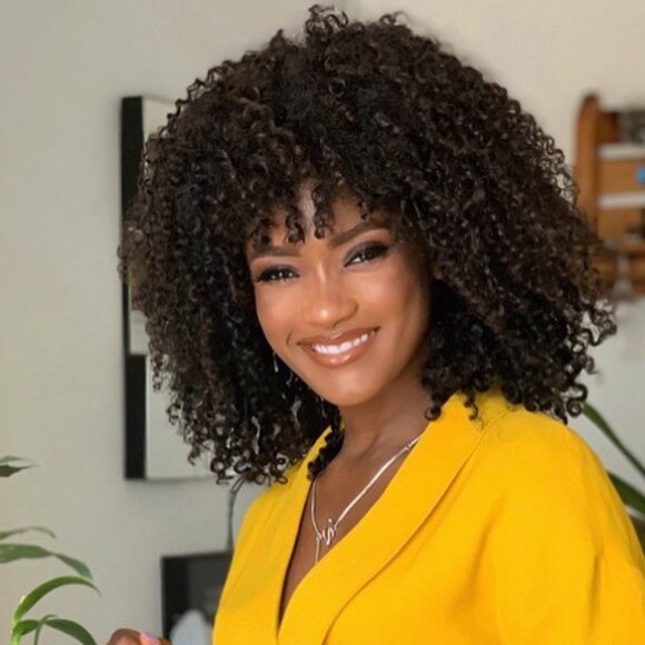 Erika Januza era dona de fios cacheados e na altura do ombro