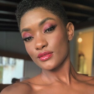 Erika Januza, de cabelo curto, também está mais animada com maquiagem