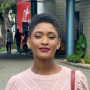 Erika Januza disse que a equipe da novela global 'Amor de Mãe' aprovou o cabelo curto para sua personagem