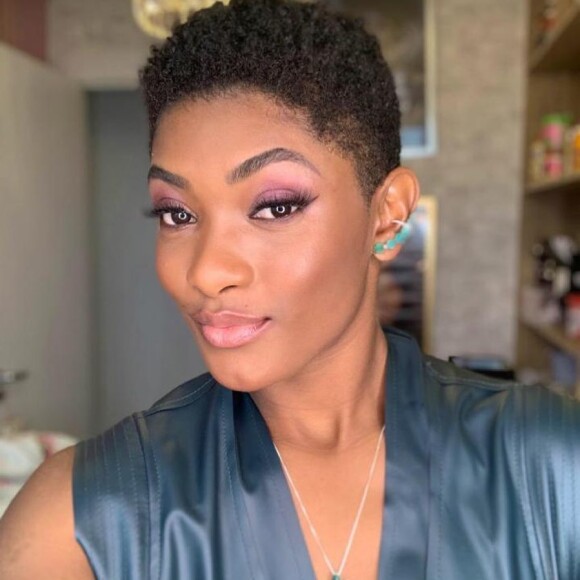 Erika Januza recebeu fotos de fãs que aderiram ao cabelo curto levando-a como inspiração