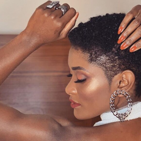 Erika Januza passou a ousar mais em seus brincos e acessórios com o cabelo curto