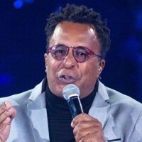'The Voice': Tony Gordon canta em português pela 1ª vez e vira queridinho da web