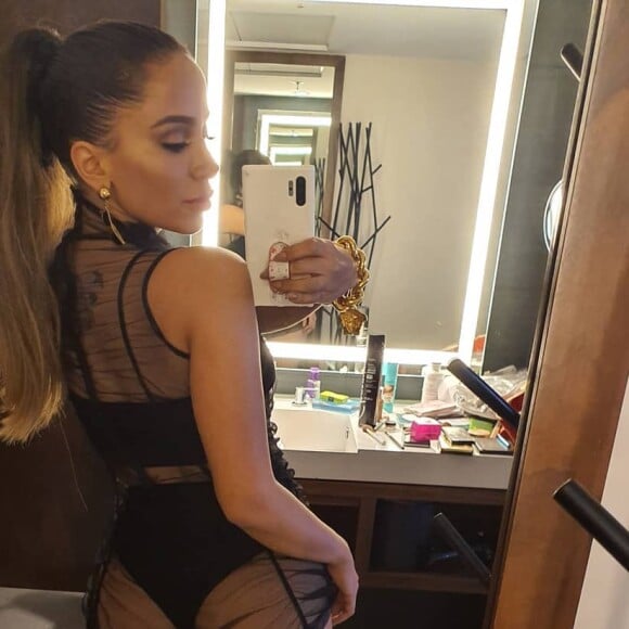 A cantora Anitta escolheu um hot pant fio-dental para a apresentação no México