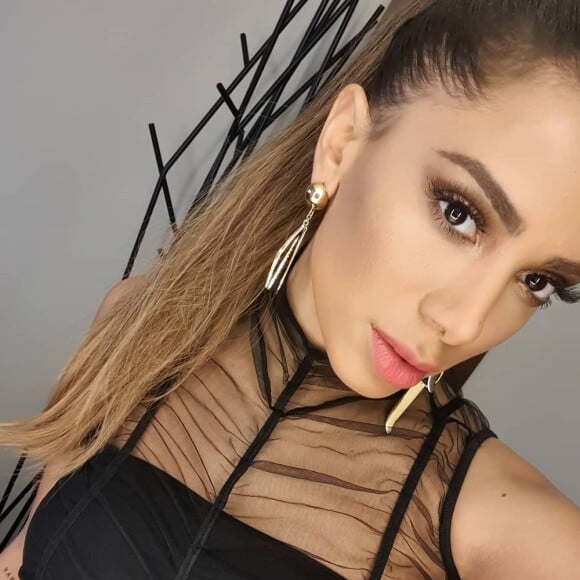 A cantora Anitta se apresentou no México com um figurino sexy com transparência