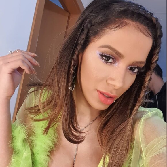 A cantora Anitta, em seu programa 'Anitta Entrou no Grupo', já havia aliado a transparência a um look neon