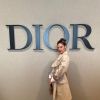 Isis Valverde marcou presença em desfile da Dior com look fashionista