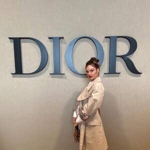 Isis Valverde marcou presença em desfile da Dior com look fashionista