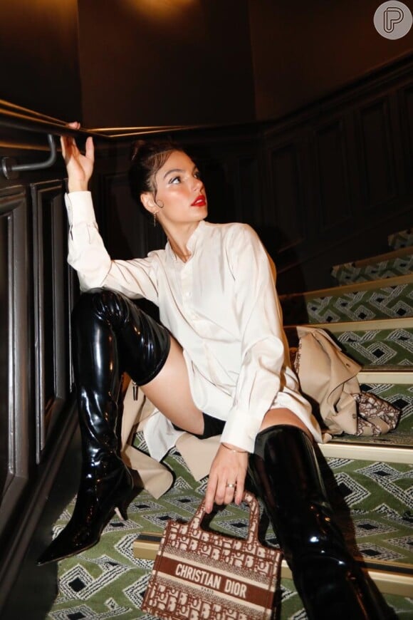 Isis Valverde posa com look escolhido para desfile da Dior na semana de moda de Milão