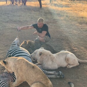 A cantora Anitta conheceu o dia a dia de animais selvagens com Dean Schneider