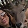 Anitta posa com um cervo durante passeio na África do Sul