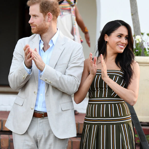 Meghan Markle usa vestido listrado em passeio com Harry nesta terça-feira, dia 24 de setembro de 2019