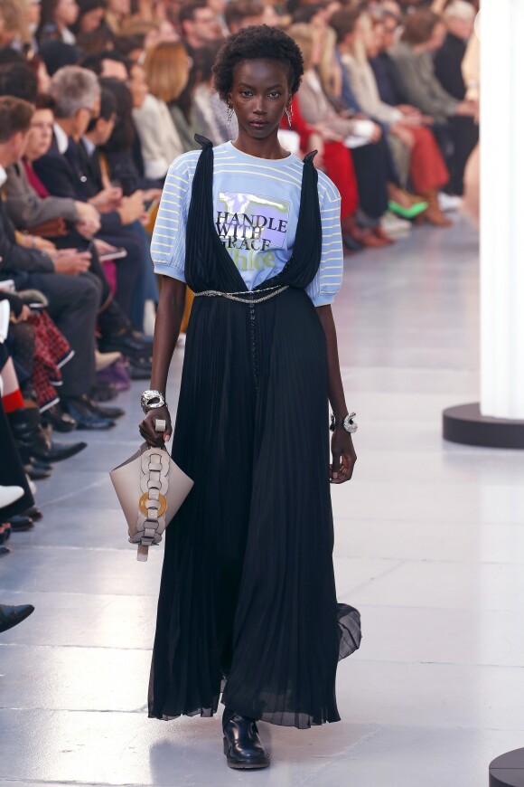 O look com t-shirt descolada por baixo de saias plissadas de alfaiataria também foi aposta da Chloe na Semana de Moda de Paris