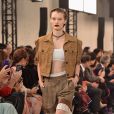 Na Semana de Moda de Paris, o short de alfaiataria foi aposta da grife Chloe em um look casual com inspiração safári