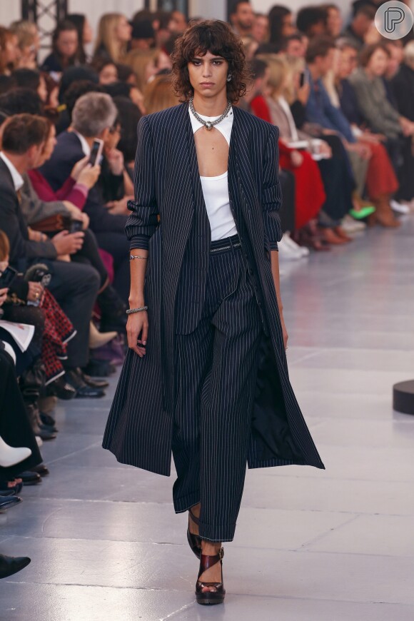 O conjuntinho de alfaiataria da grife Chloe também surgiu mais moderno com uma blusa de decote vazado na Semana de Moda de Paris