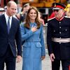 Kate Middleton escolheu um conjunto azul Alexander McQueen para evento na cidade de Birkenhead