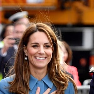 Kate Middleton escolheu um conjunto azul Alexander McQueen para evento na cidade de Birkenhead