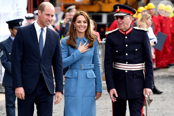 Kate Middleton escolheu um conjunto azul Alexander McQueen para evento na cidade de Birkenhead