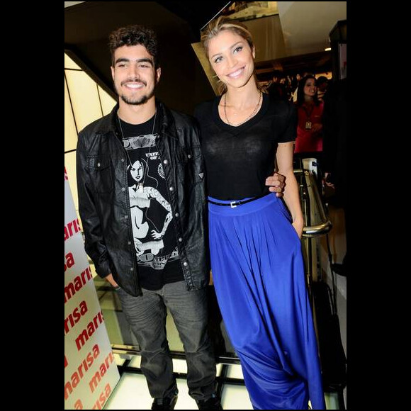 Grazi Massafera e Caio Castro dispensaram a área Vip do evento, mas mesmo assim foram clicados juntos no meio do público
