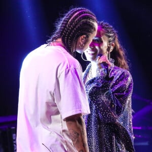 Anitta e Vitão agitaram fãs com troca de olhares no palco do festival 'Maior Baile do Mundo'