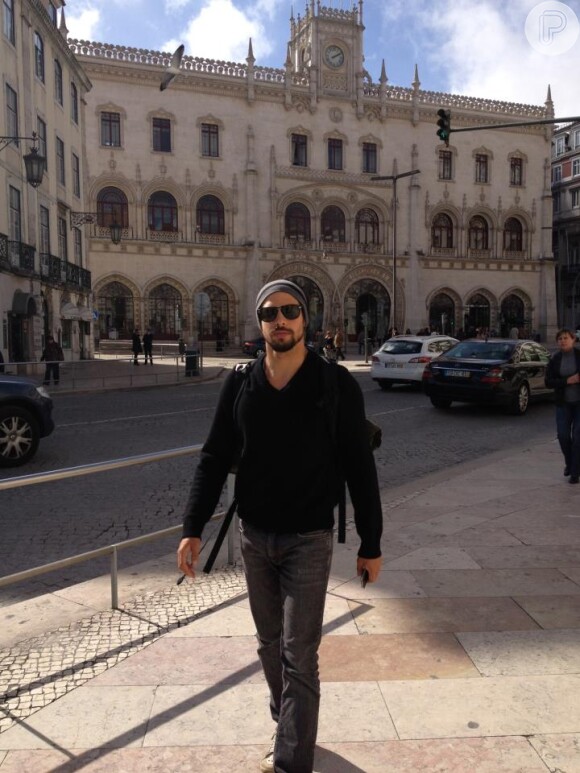 Cauã Reymond posta foto passenado pelas ruas de Lisboa, em 21 de fevereiro de 2013