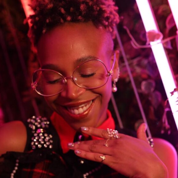 'Óculos faz parte da maquiagem', afirma Karol Conka revela ao apostar numa make básica