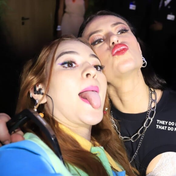 Paolla Oliveira, com sutiã à mostra, e Ana Clara brincaram em noite de Rock in Rio