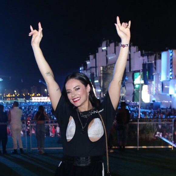 Paolla Oliveira arrasou no look, deixando o sutiã à mostra em noite de Rock in Rio