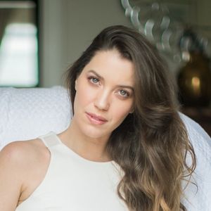 Fabiana (Nathalia Dill) faz Maria da Paz (Juliana Paes) correr risco de perder a confeitaria na novela 'A Dona do Pedaço'