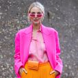 Color blocking também é tendência: combine o blazer pink com uma calça laranja, já que as duas cores têm o mood do verão