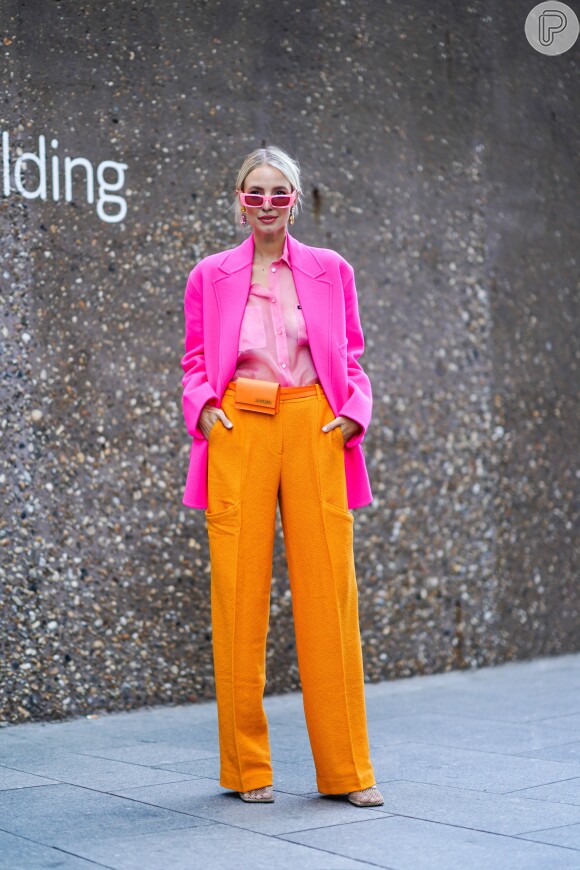 Color blocking também é tendência: combine o blazer pink com uma calça laranja, já que as duas cores têm o mood do verão