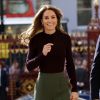 Kate Middleton aposta em blusa furada de gola alta para evento nesta quarta-feira, dia 09 de outubro de 2019