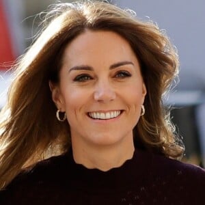 Kate Middleton deixa cabelo solto em ondas com franja lareral para evento nesta quarta-feira, dia 09 de outubro de 2019