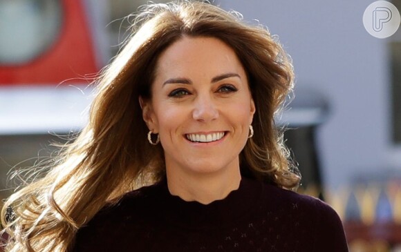 Kate Middleton deixa cabelo solto em ondas com franja lareral para evento nesta quarta-feira, dia 09 de outubro de 2019