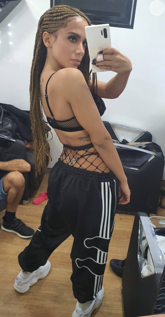 Anitta aposta em box braids e deixa calcinha fio-dental à mostra em novo clipe