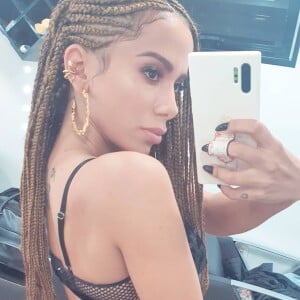 Anitta faz selfie do look e aposta em acessórios dourados