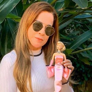 Zilu Godoi foi alvo de brincadeira da filha Camilla Camargo ao postar foto com a boneca Barbie: 'Sua coleção???'