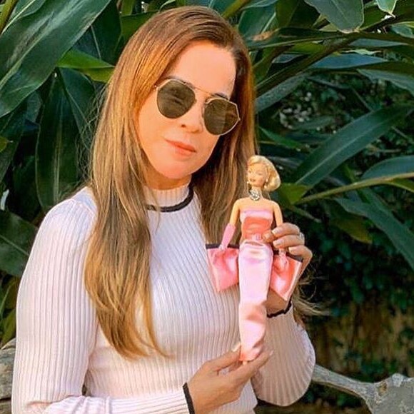 Zilu Godoi foi alvo de brincadeira da filha Camilla Camargo ao postar foto com a boneca Barbie: 'Sua coleção???'