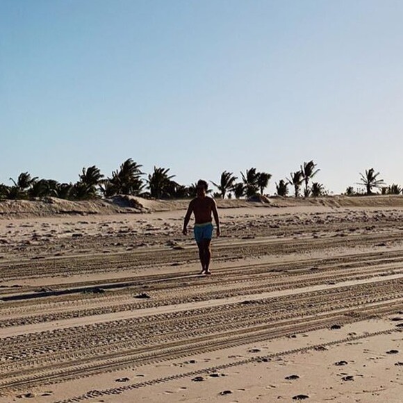 Marina Ruy Barbosa faz foto de Xandinho Negrão na praia do Preá, no Ceará