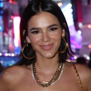 Bruna Marquezine misturou acessórios dourados e prateados no Rock in Rio