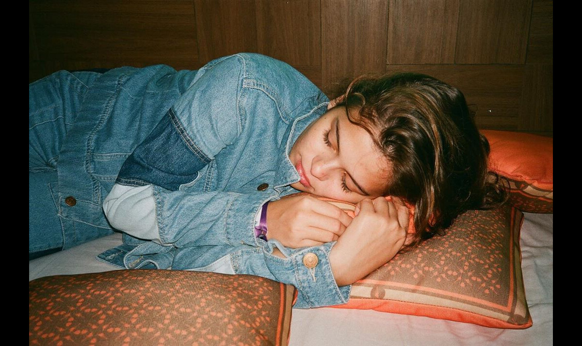 Foto: Bruna Marquezine flagrou a irmã, Luana Marquezine, dormindo no Rock  in Rio 2019 - Purepeople